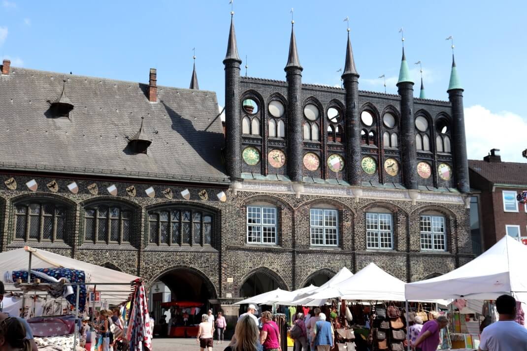 Was Kann Man In Lübeck Machen Rathaus Lübeck - die inneren Werte zählen – Papageien-Taucher